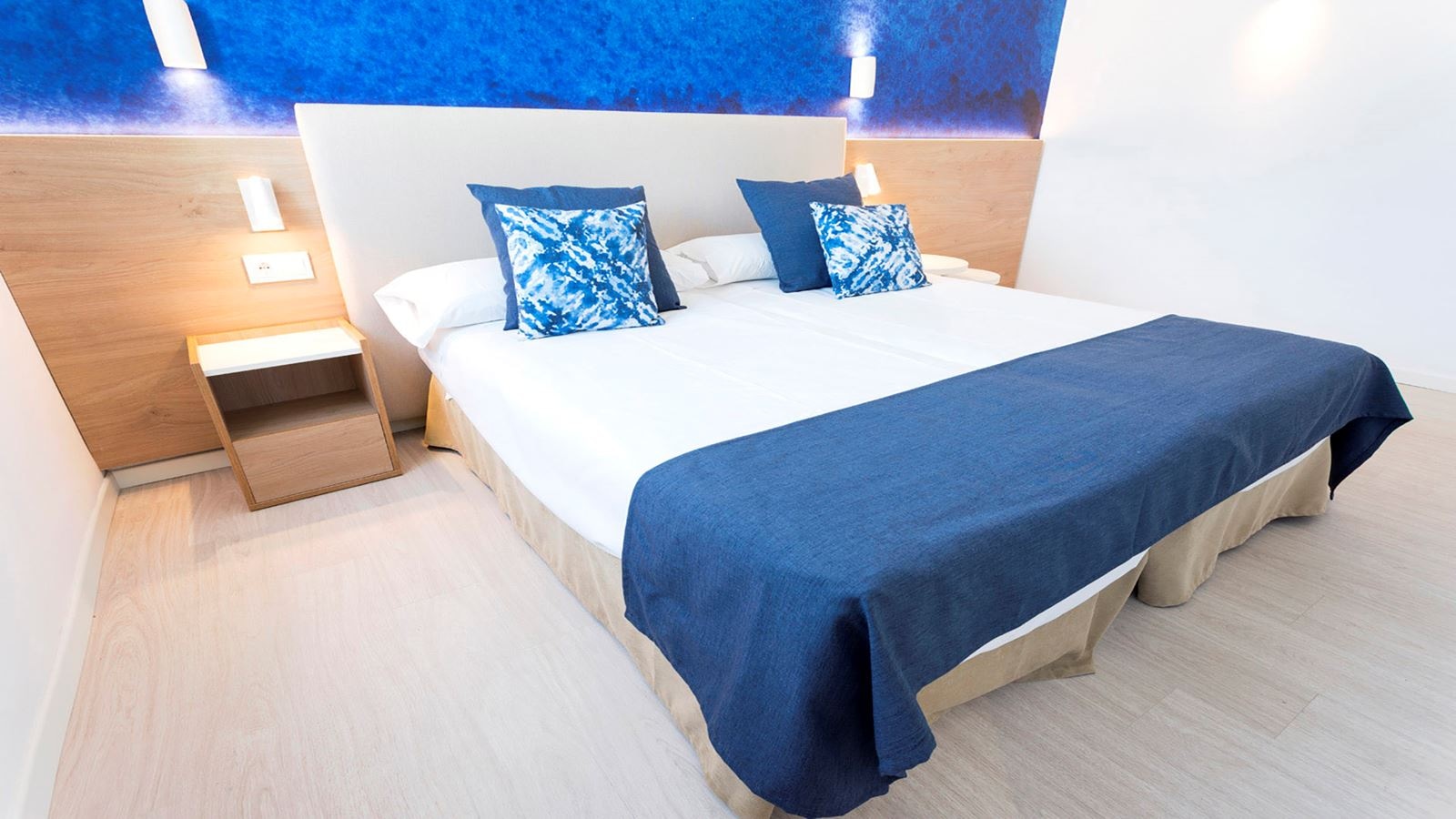 rooms-2-bedroom-suite-balcony-or-terrace