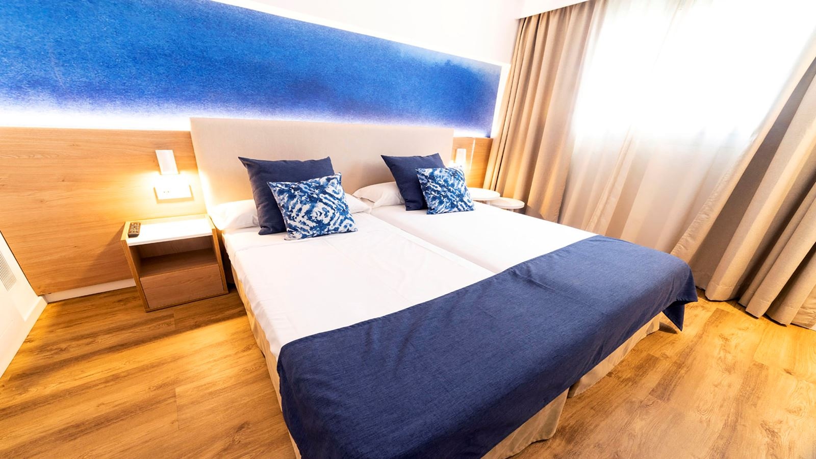 rooms-suite-lateral-sea-view-balcony-or-terrace