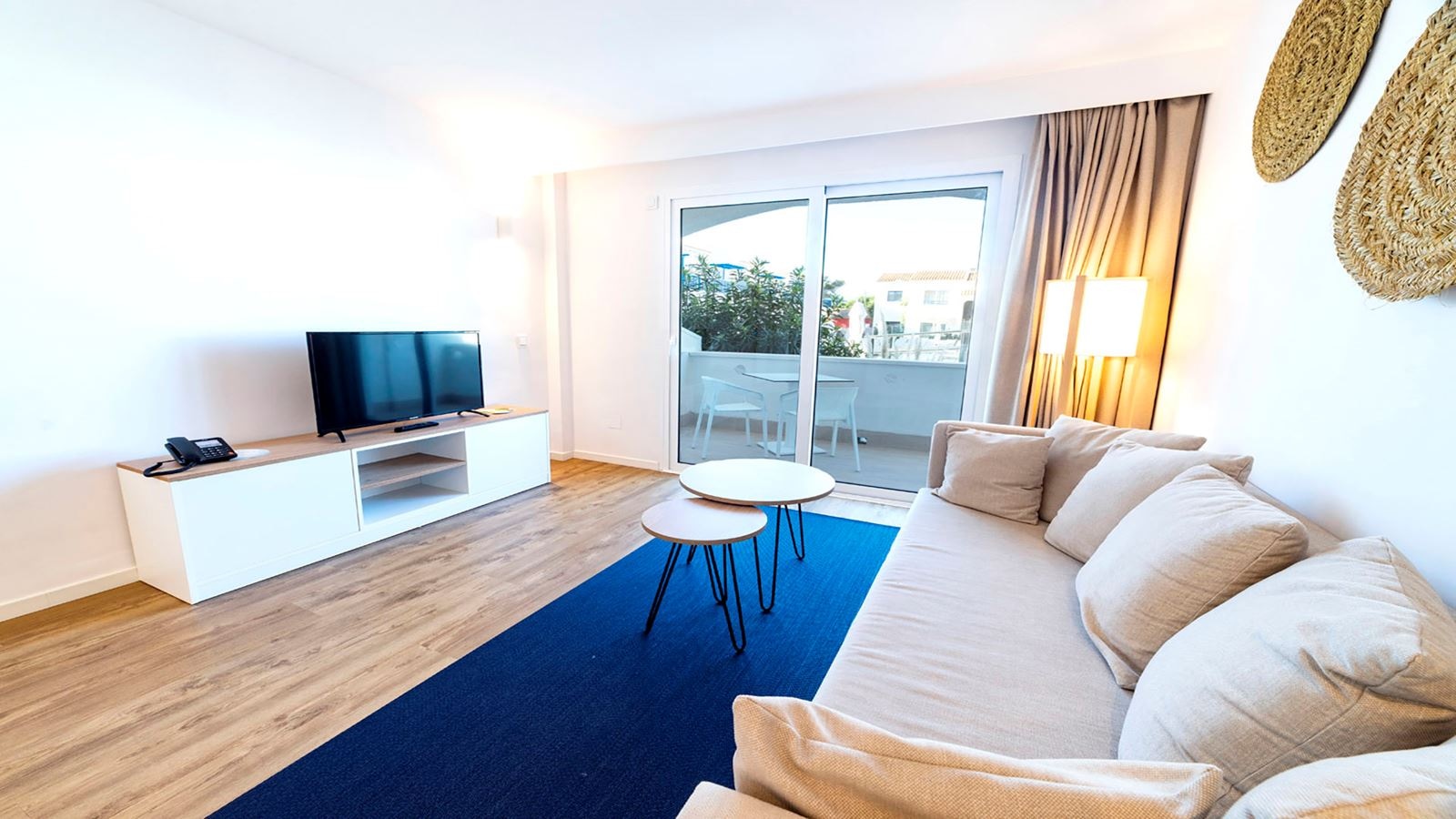 rooms-suite-pool-view-balcony-or-terrace