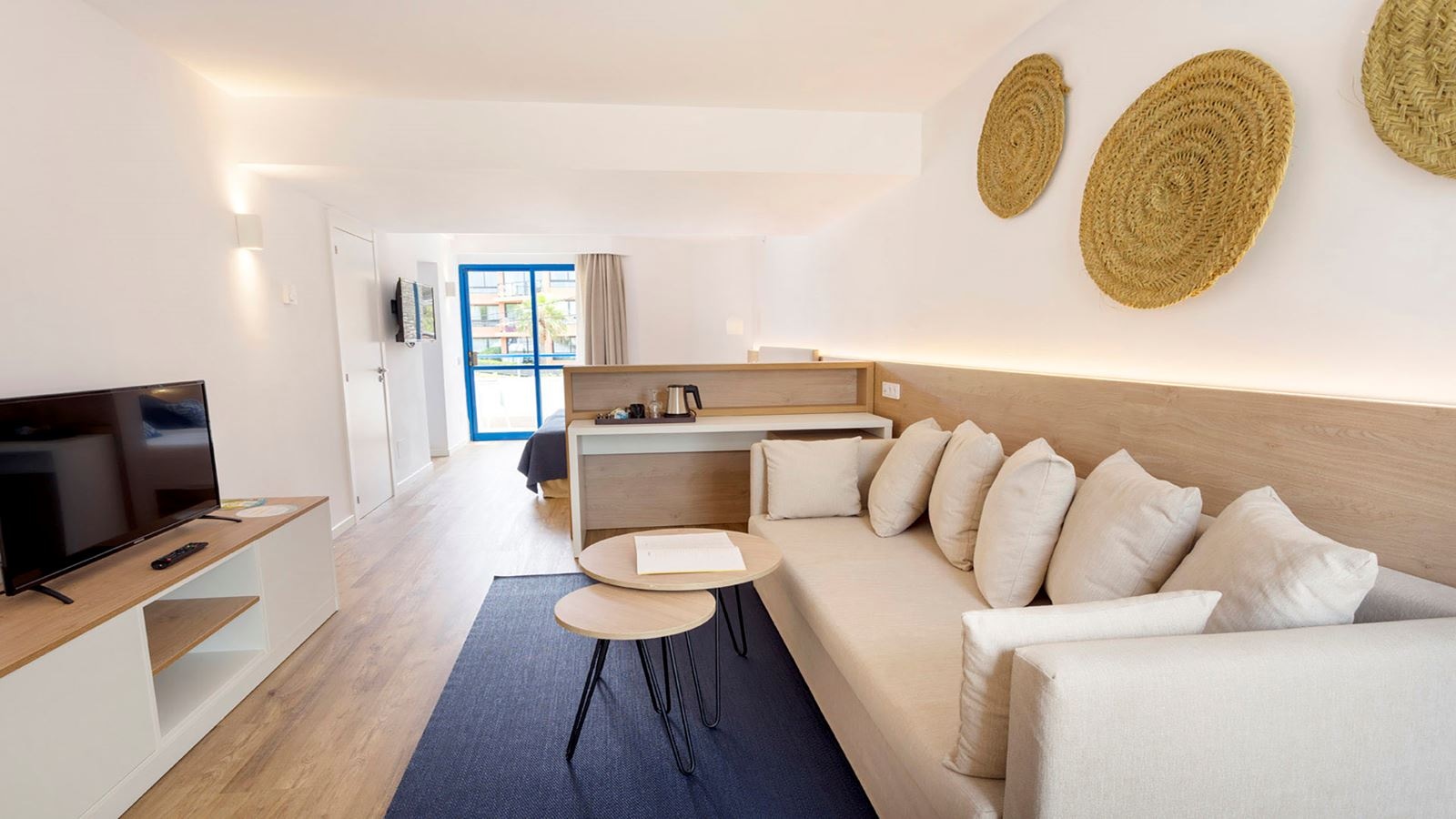 rooms-junior-suite-sea-view-balcony-or-terrace