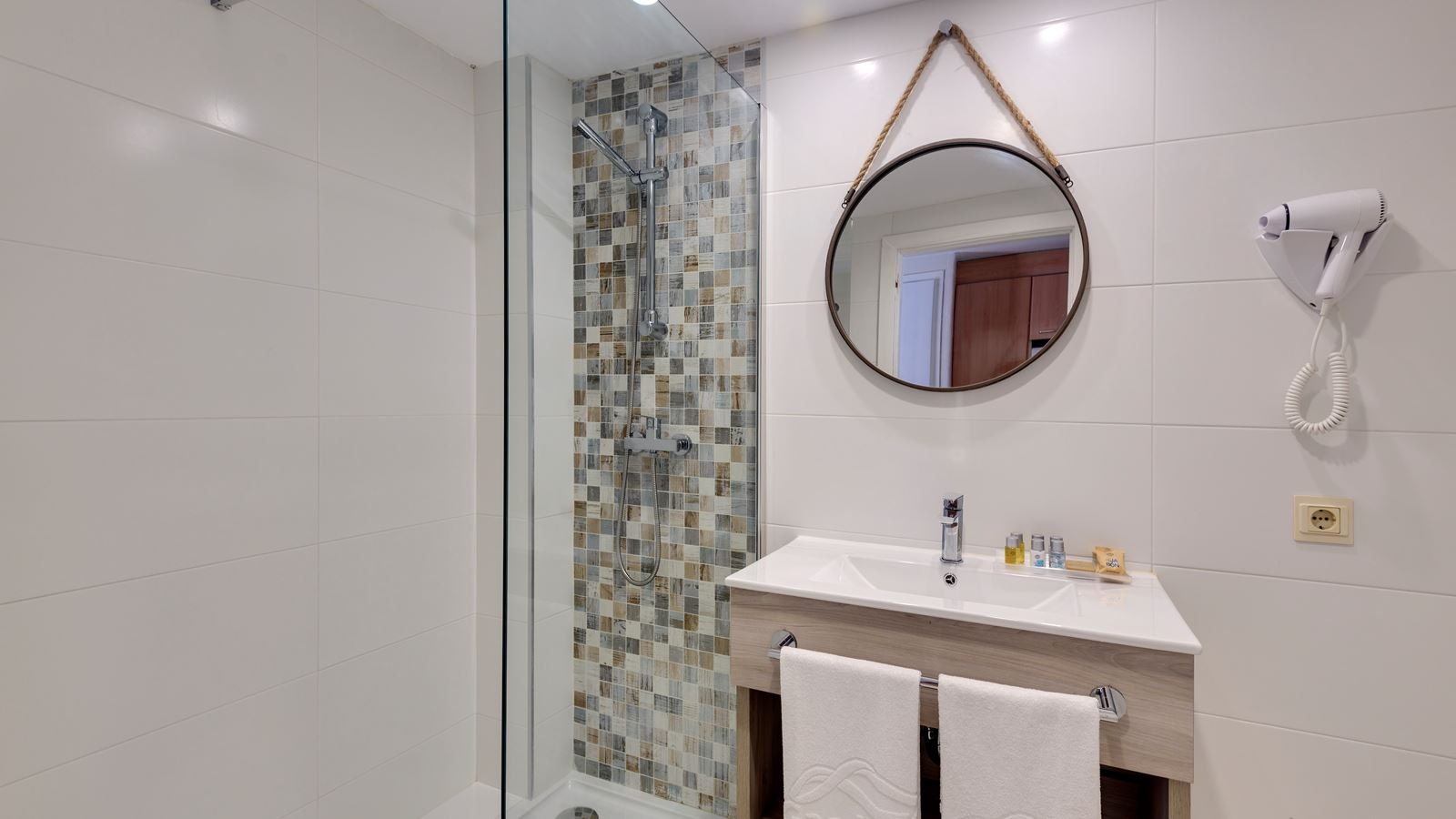 rooms-apartment-one-bedroom-with-balcony-or-terrace