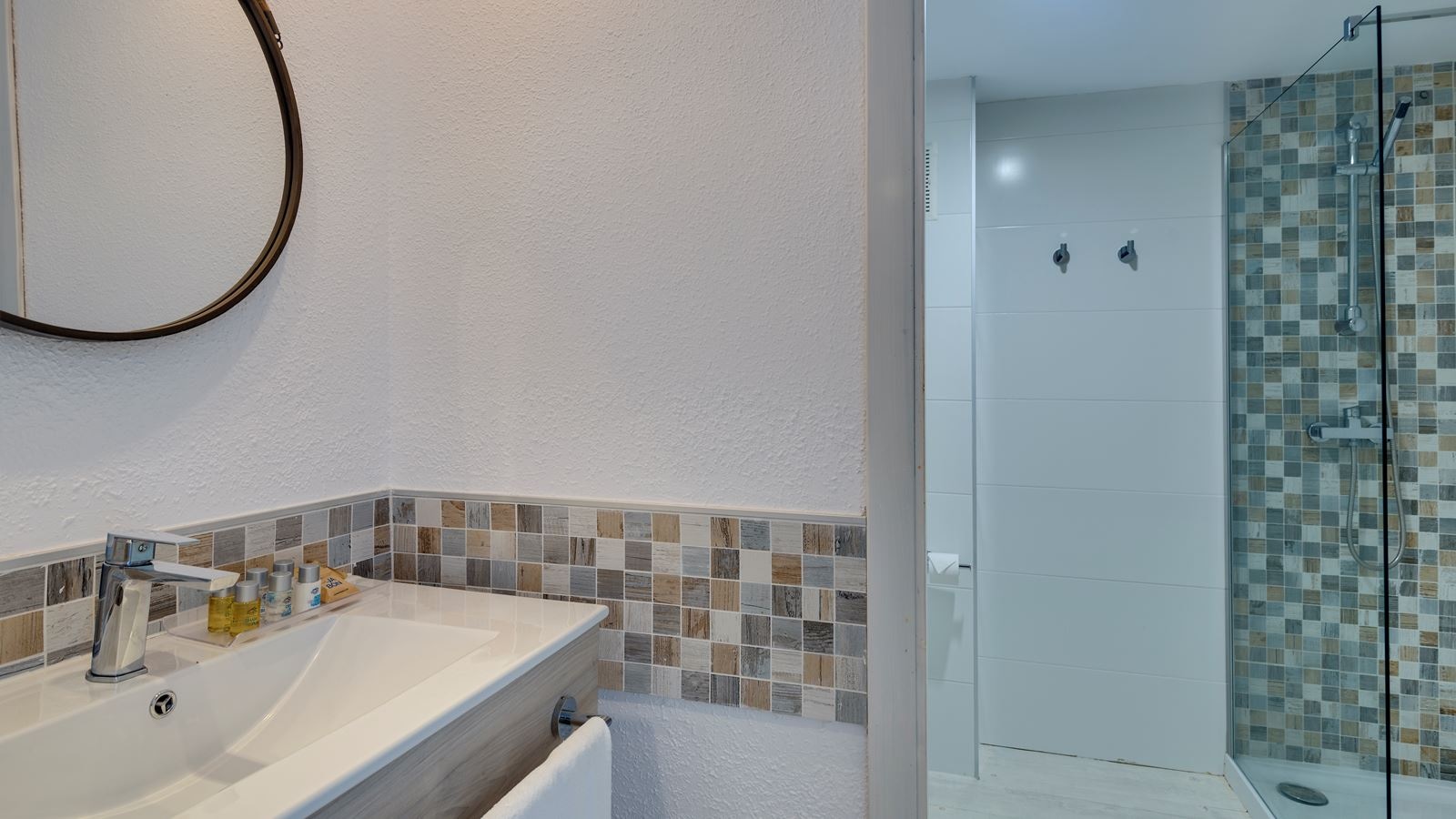 rooms-apartment-pool-view-one-bedroom-with-balcony-or-terrace