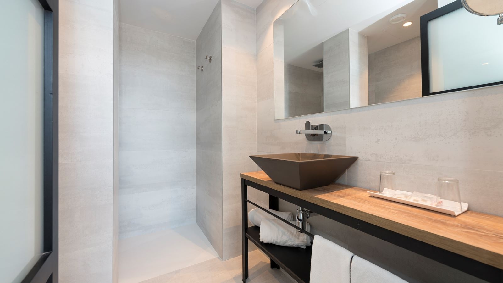 rooms-2-bedroom-suite-apartment-terrace