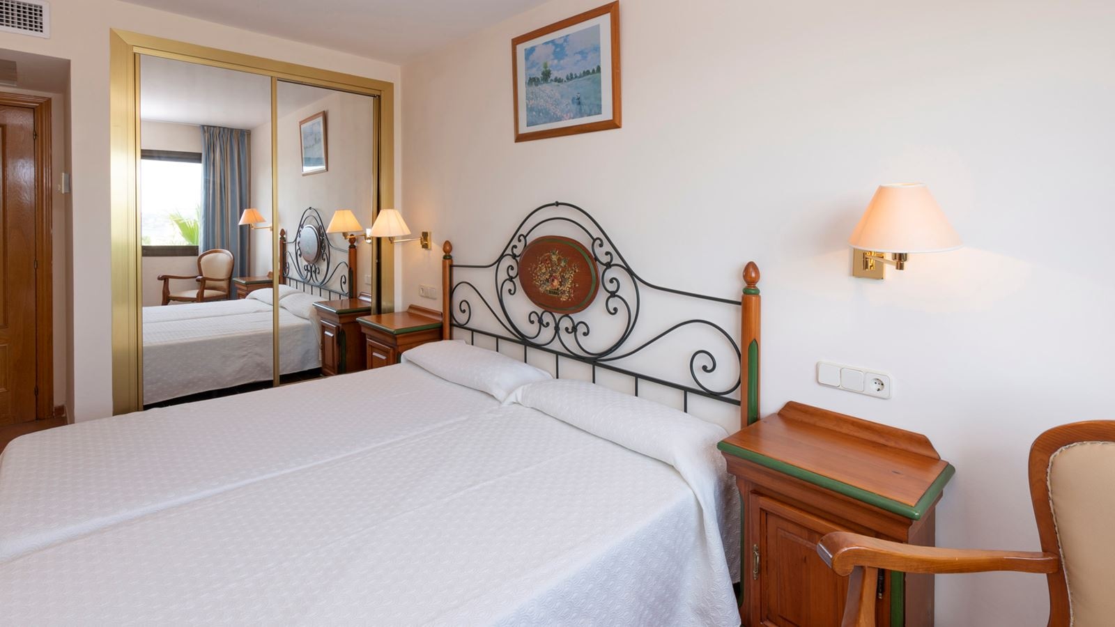 rooms-apartment-with-balcony-or-terrace