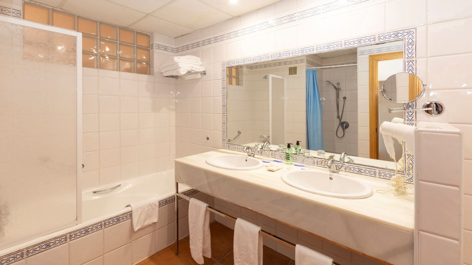 rooms-apartment-with-balcony-or-terrace