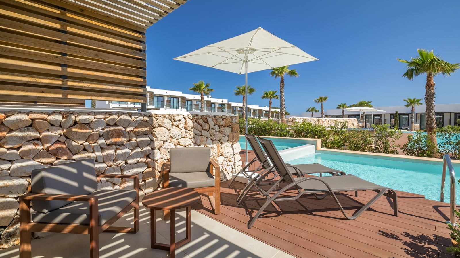 rooms-junior-suite-with-swimming-pool