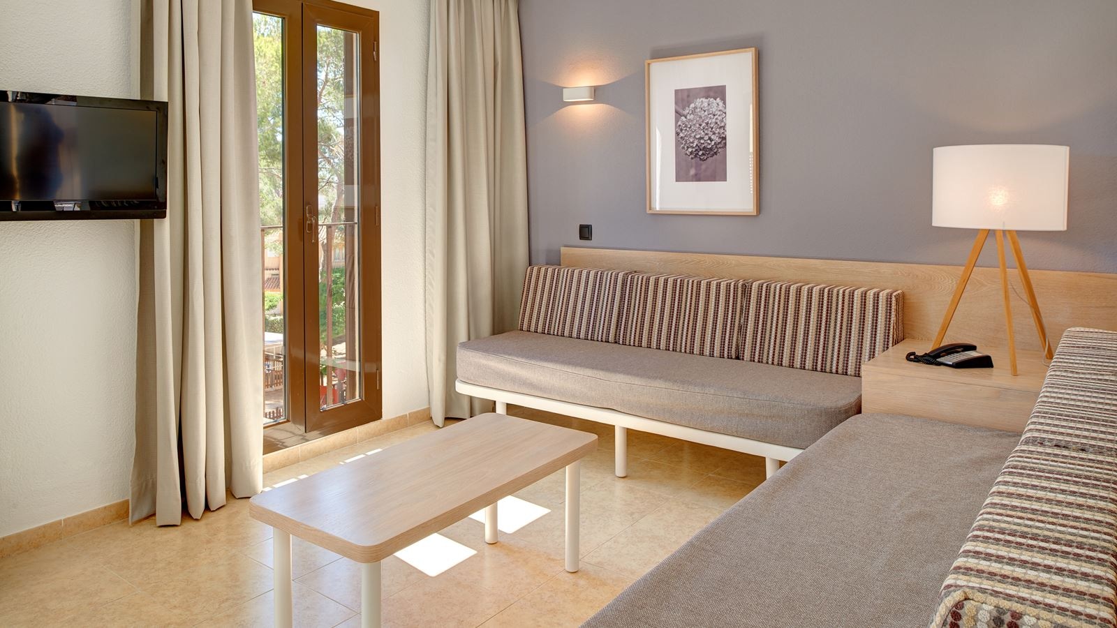 rooms-apartment-one-bedroom-with-terrace