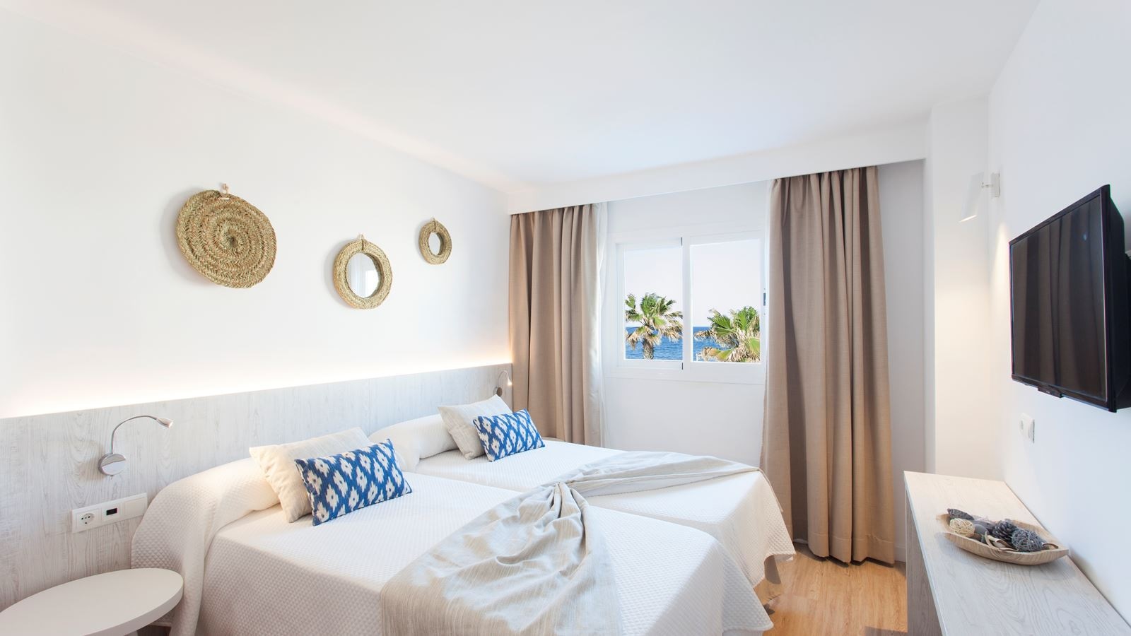 rooms-1-bedroom-apartment-lateral-sea-view-with-balcony