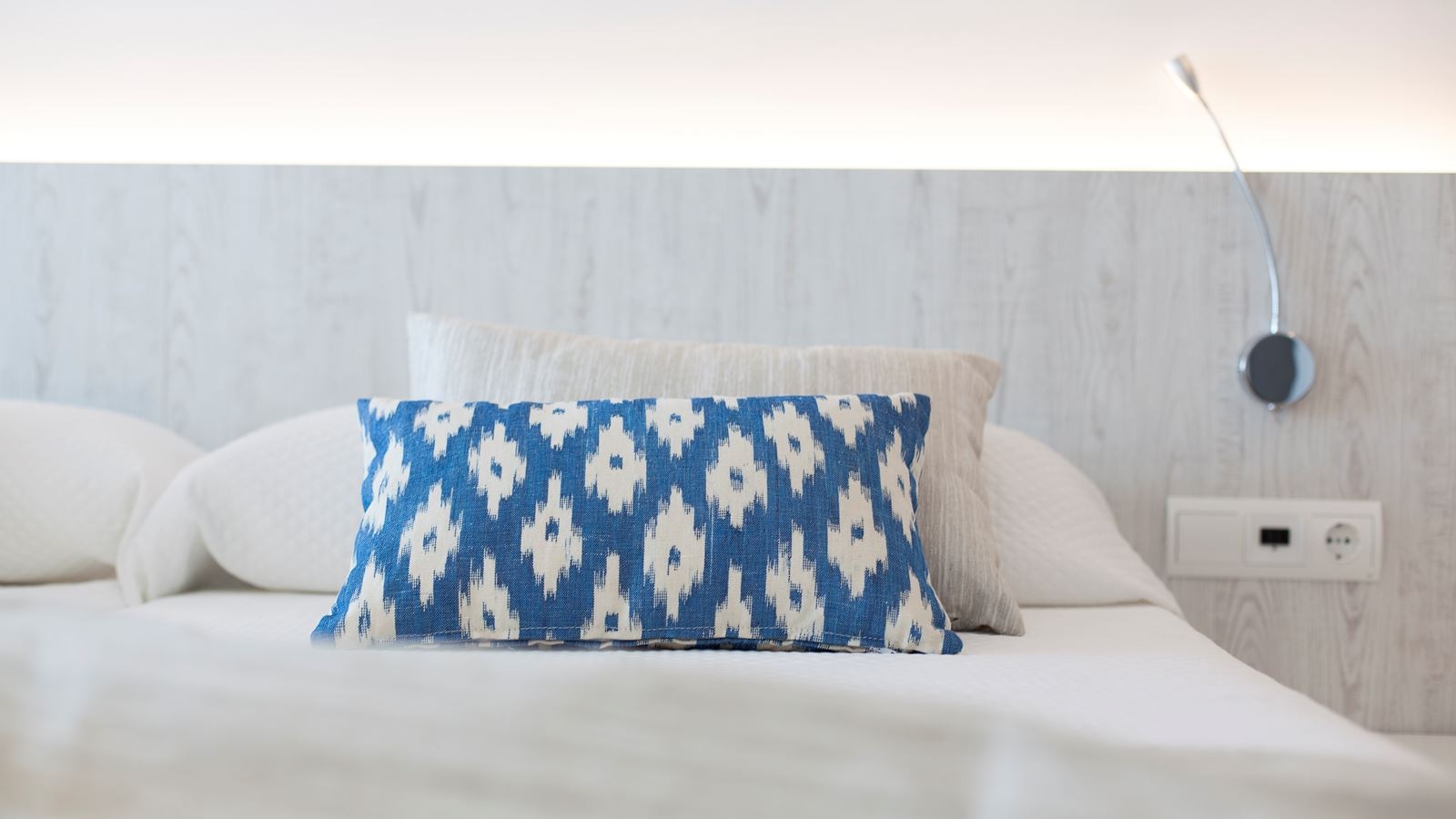 rooms-1-bedroom-apartment-street-view-and-lateral-sea-view-with-balcony