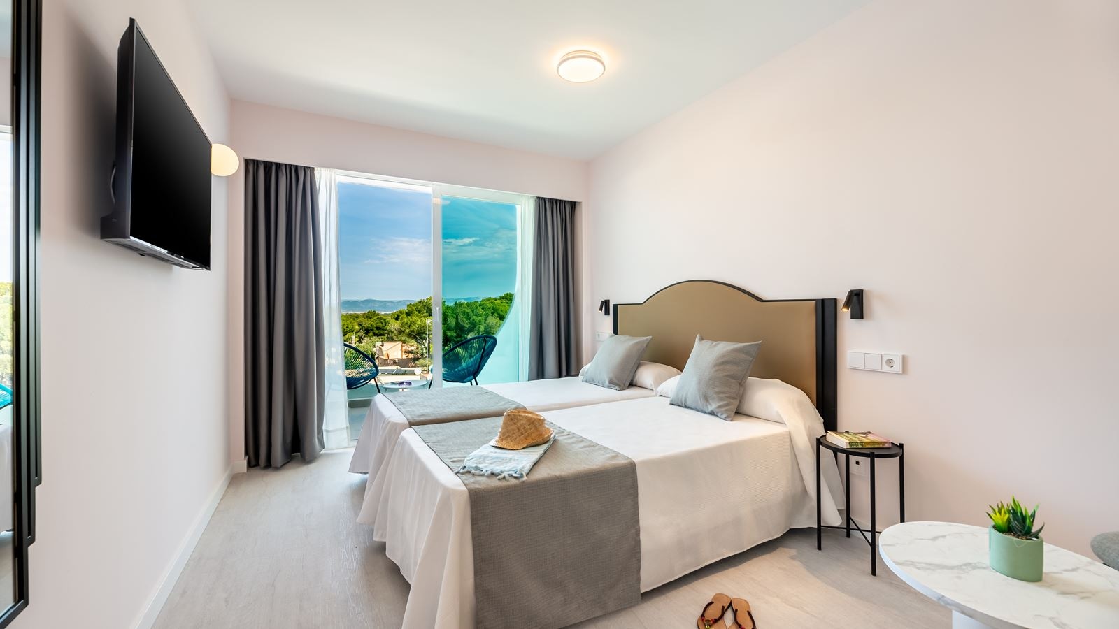 rooms-twin-room-balcony-or-terrace