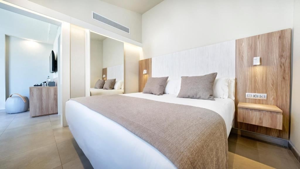 rooms-junior-suite-with-private-garden-and-jacuzzi