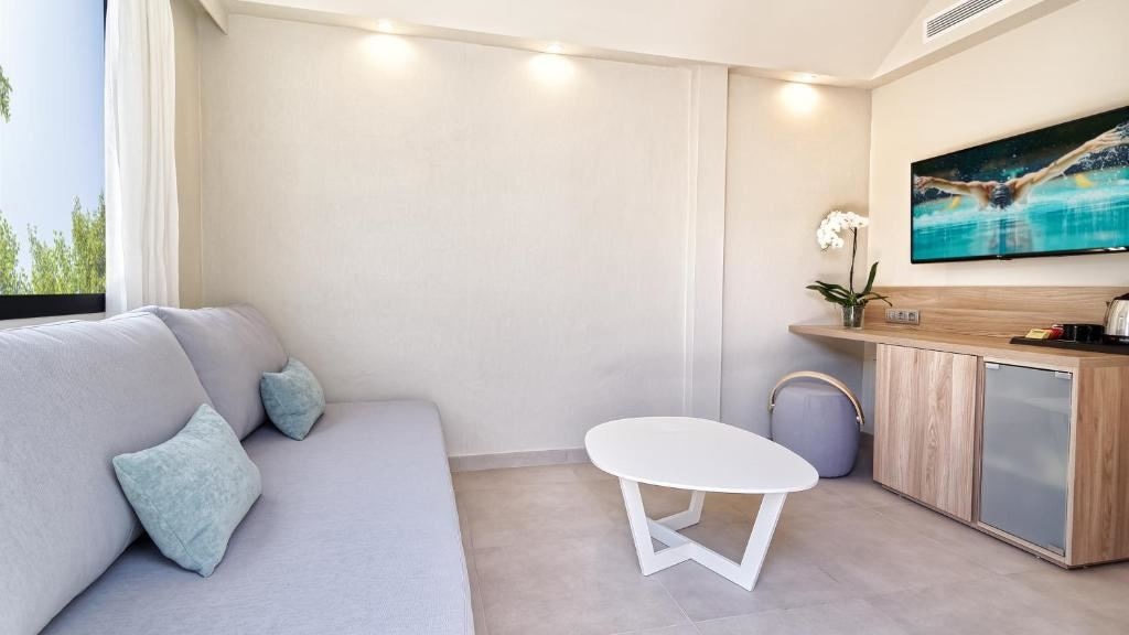 rooms-junior-suite-with-private-garden-and-jacuzzi