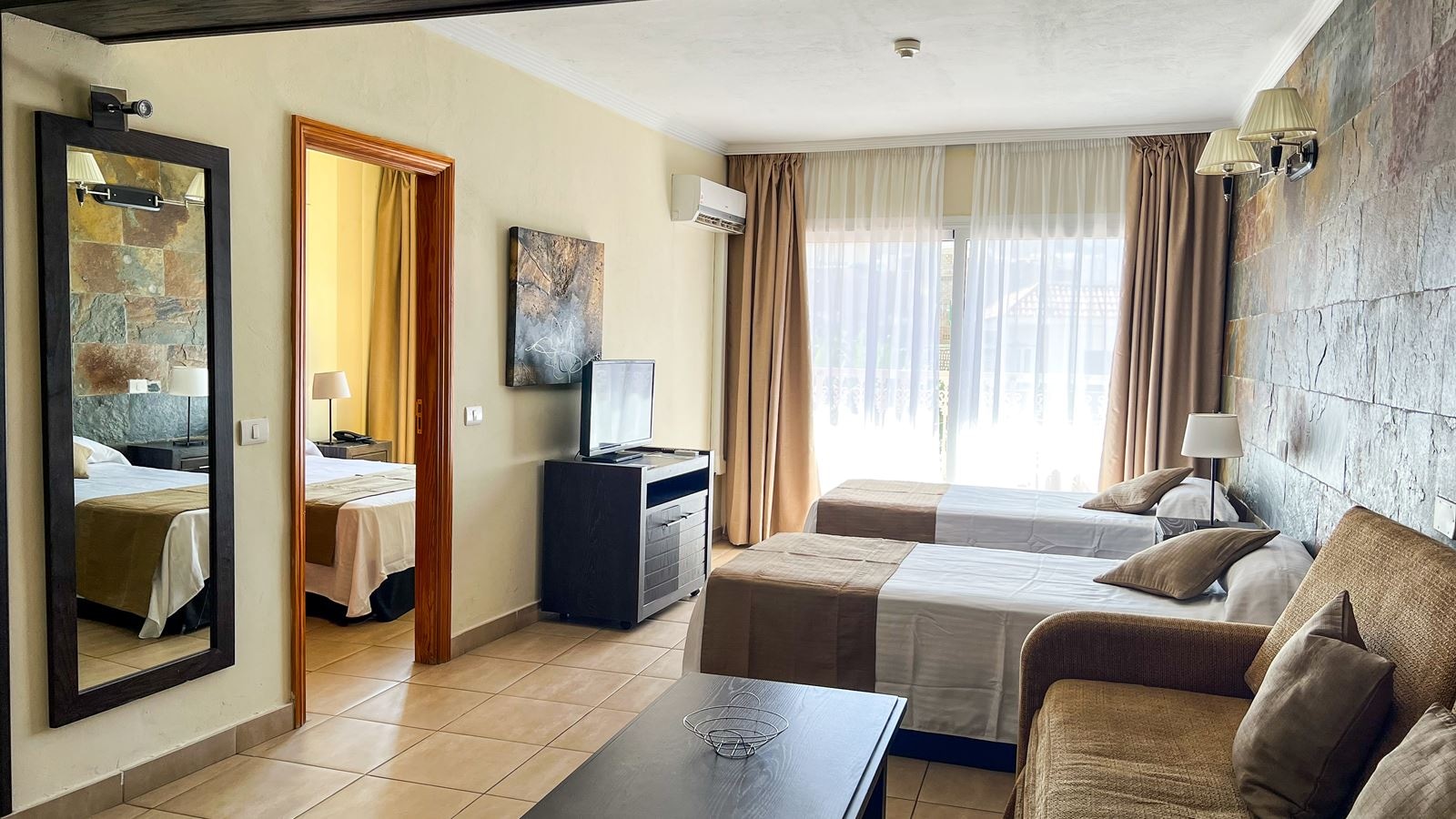 rooms-one-bedroom-suite-with-balcony-or-terrace