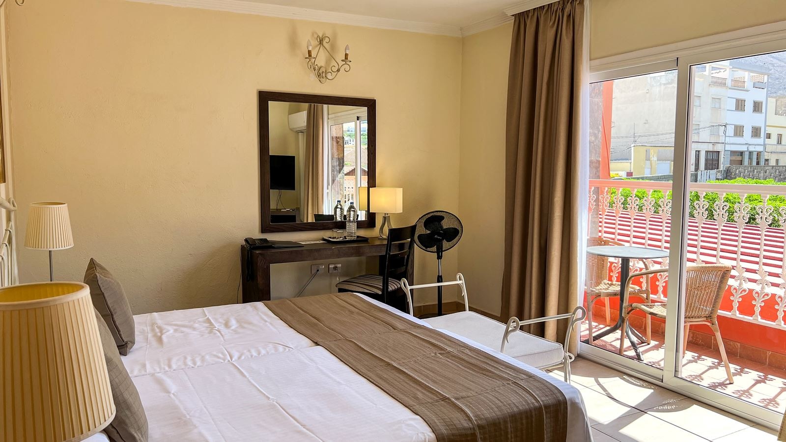 rooms-double-standard-room-with-balcony-or-terrace