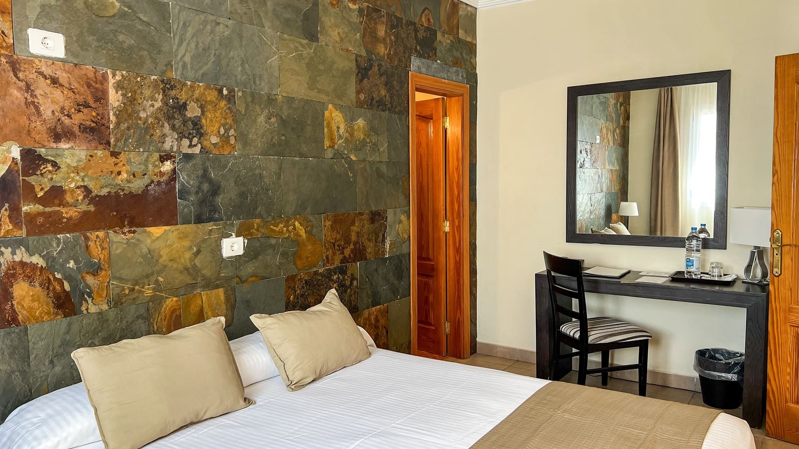 rooms-double-standard-room-with-balcony-or-terrace