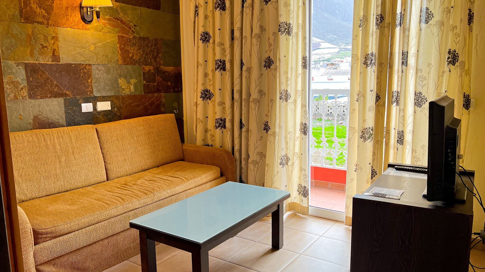 rooms-double-standard-room-with-balcony-or-terrace