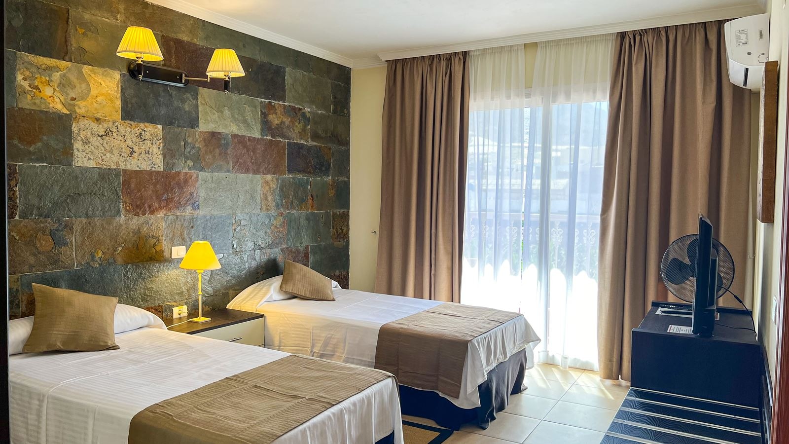 rooms-family-suite-with-balcony-or-terrace