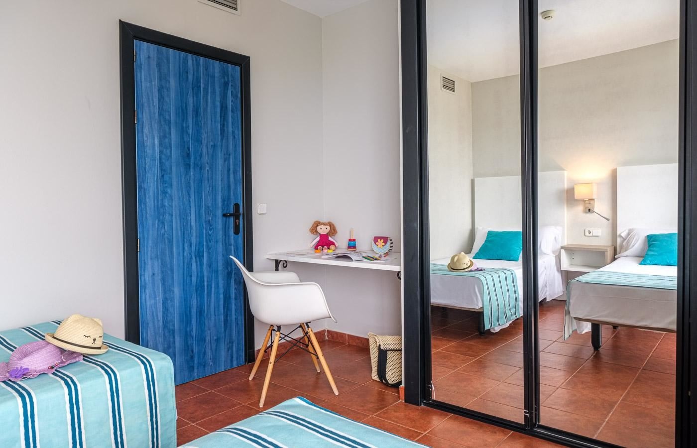 rooms-uv--master-suite-sea-view-with-terrace