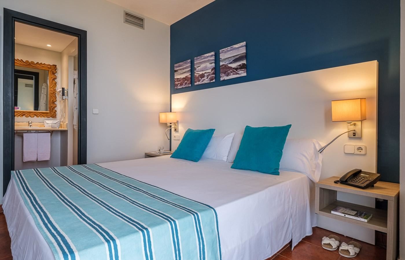 rooms-uv--master-suite-sea-view-with-terrace