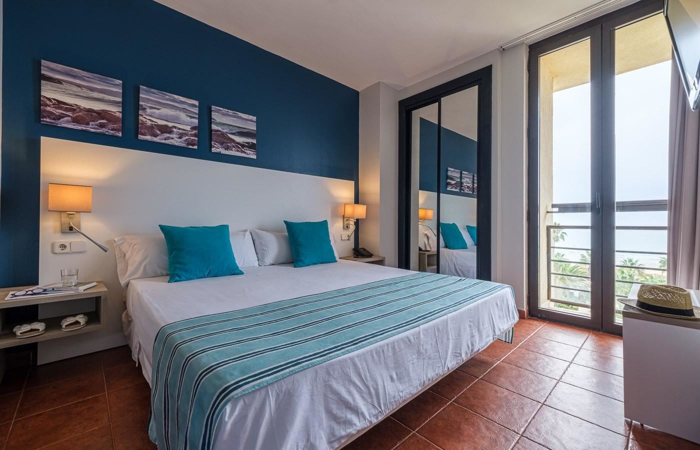 rooms-uv--master-suite-sea-view-with-terrace