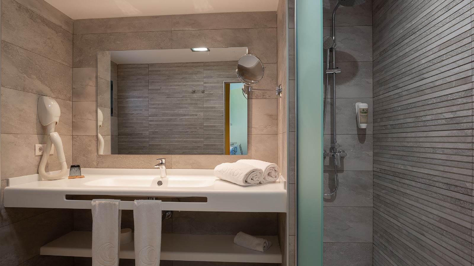 rooms-1-bedroom--apartment-with-balcony-or-terrace