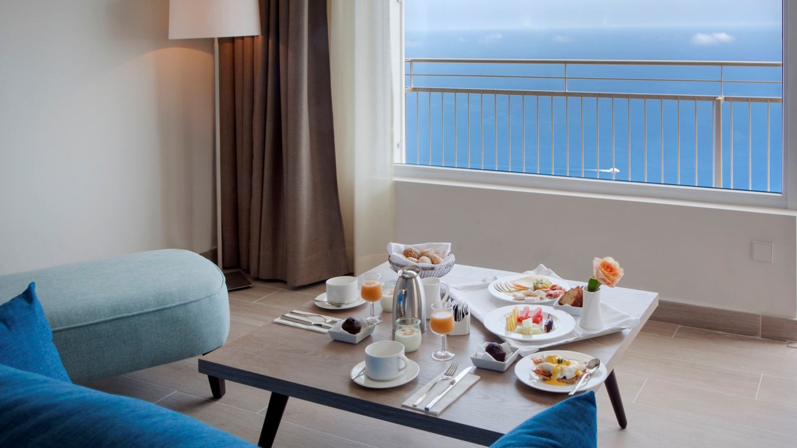 rooms-suite-sea-view-balcony