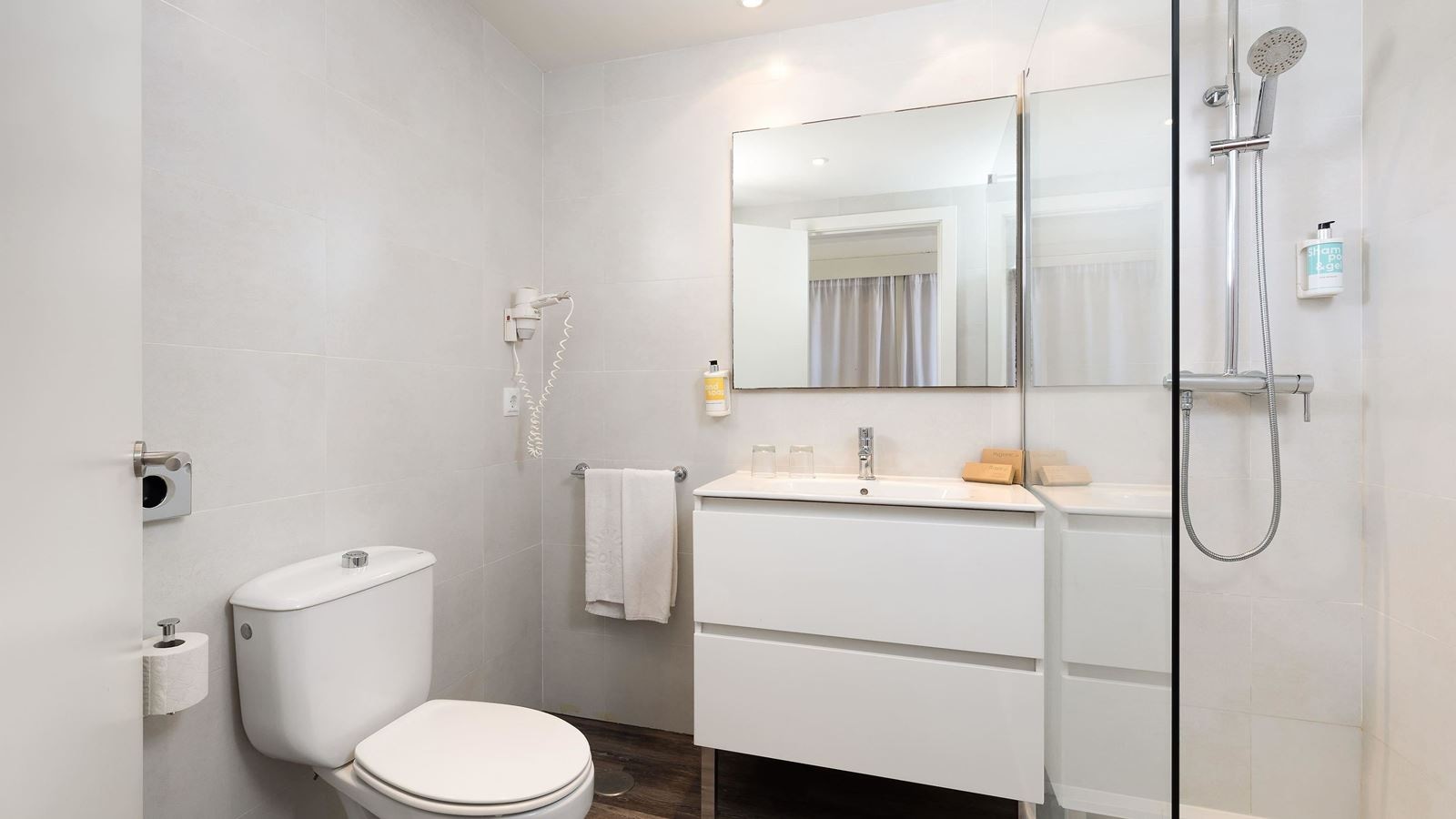 rooms-double-room-pool-view