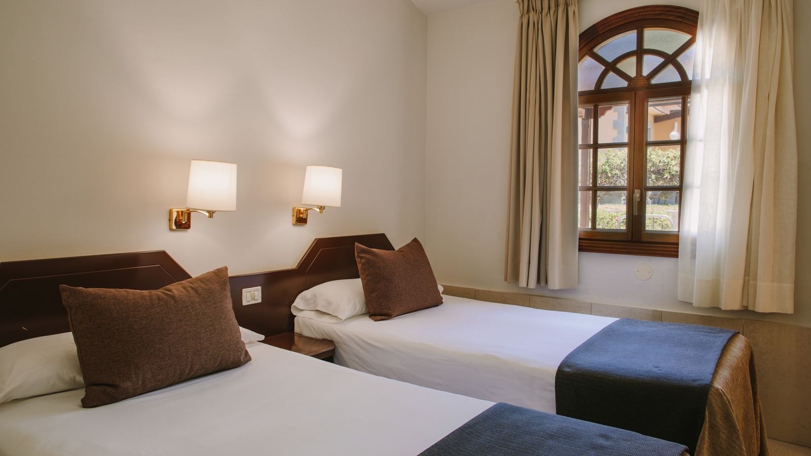 rooms-2-bedrooms-bungalow-with-terrace