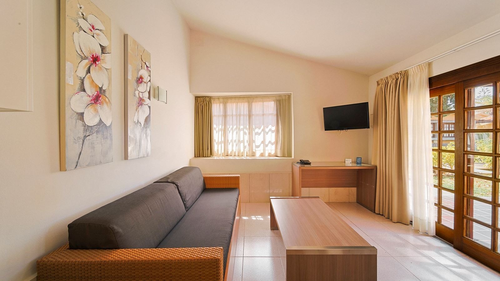 rooms-bungalow-pool-view