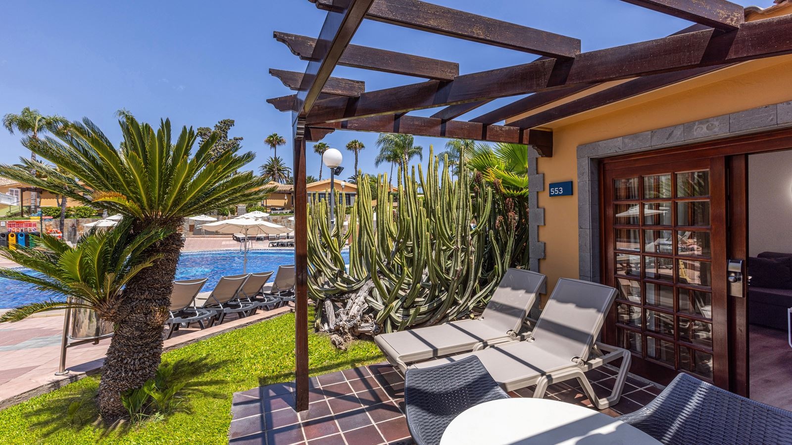 rooms-family-bungalow-1-bedroom-pool-view-with-terrace