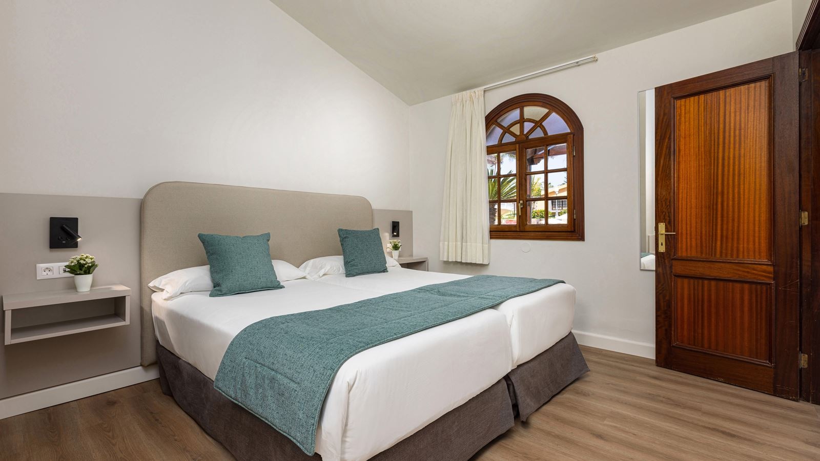 rooms-bungalow-pool-view