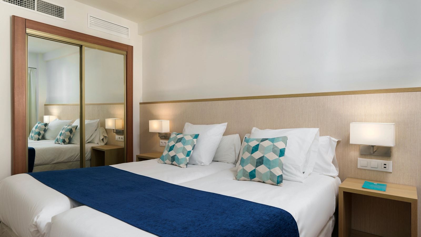 rooms-junior-suite-balcony-or-terrace