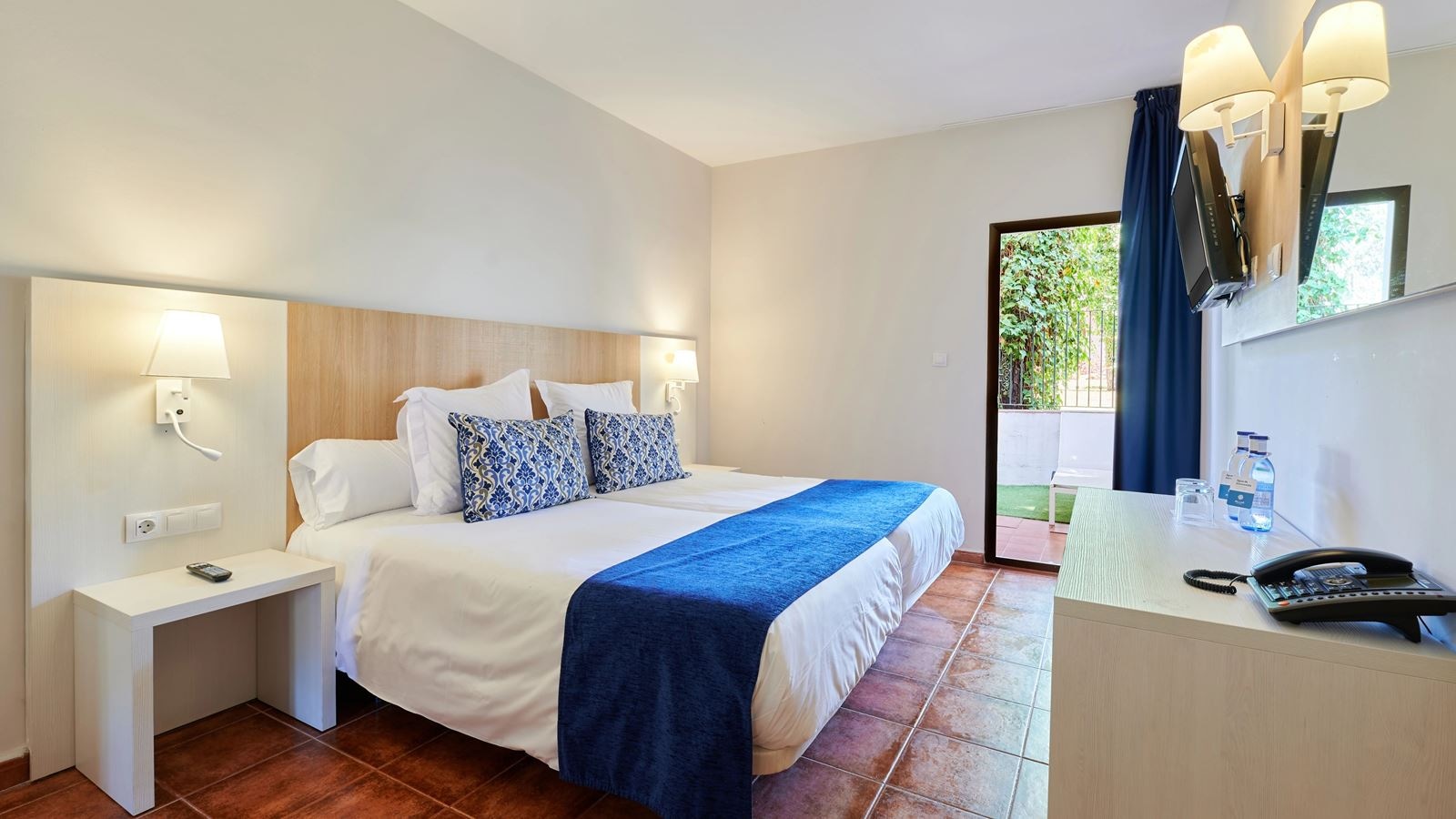 rooms-double-xs-economy-room-balcony-or-terrace