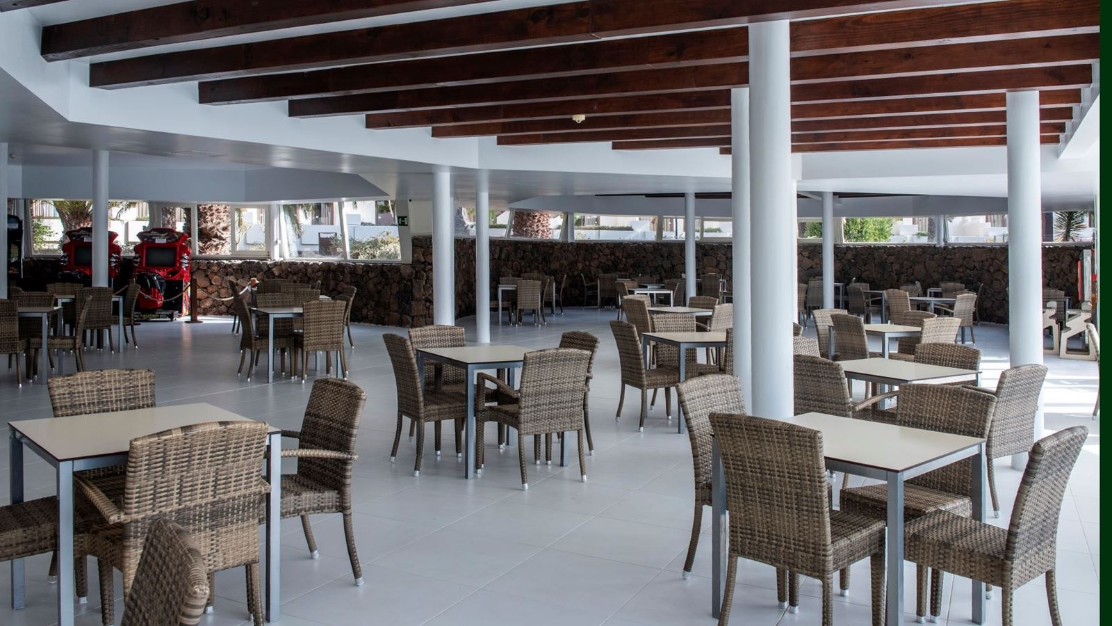 bars-la-cabane-pool-bar