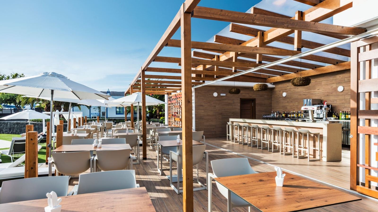 restaurants-los-jameos-pool-bar--restaurant