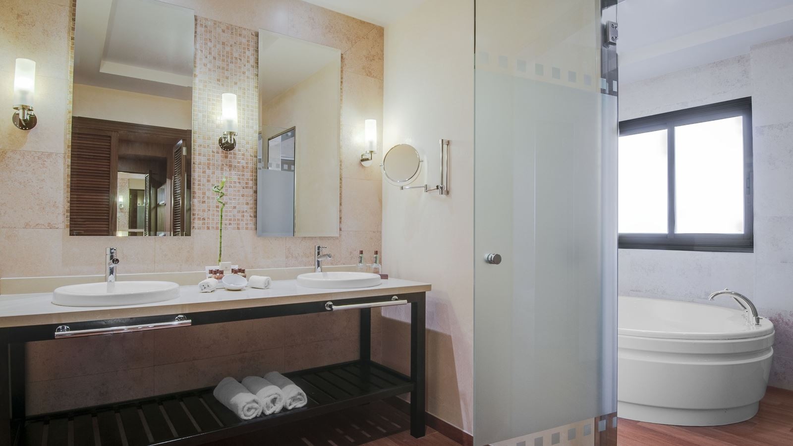 rooms-junior-suite-deluxe-sea-view-balcony-or-terrace