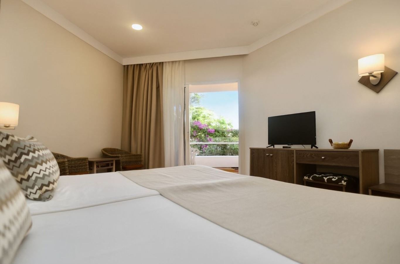 rooms-double-standard-room-with-balcony-or-terrace