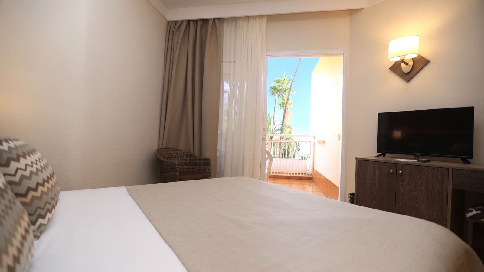 rooms-single-standard-room-sea-view-with-balcony-or-terrace