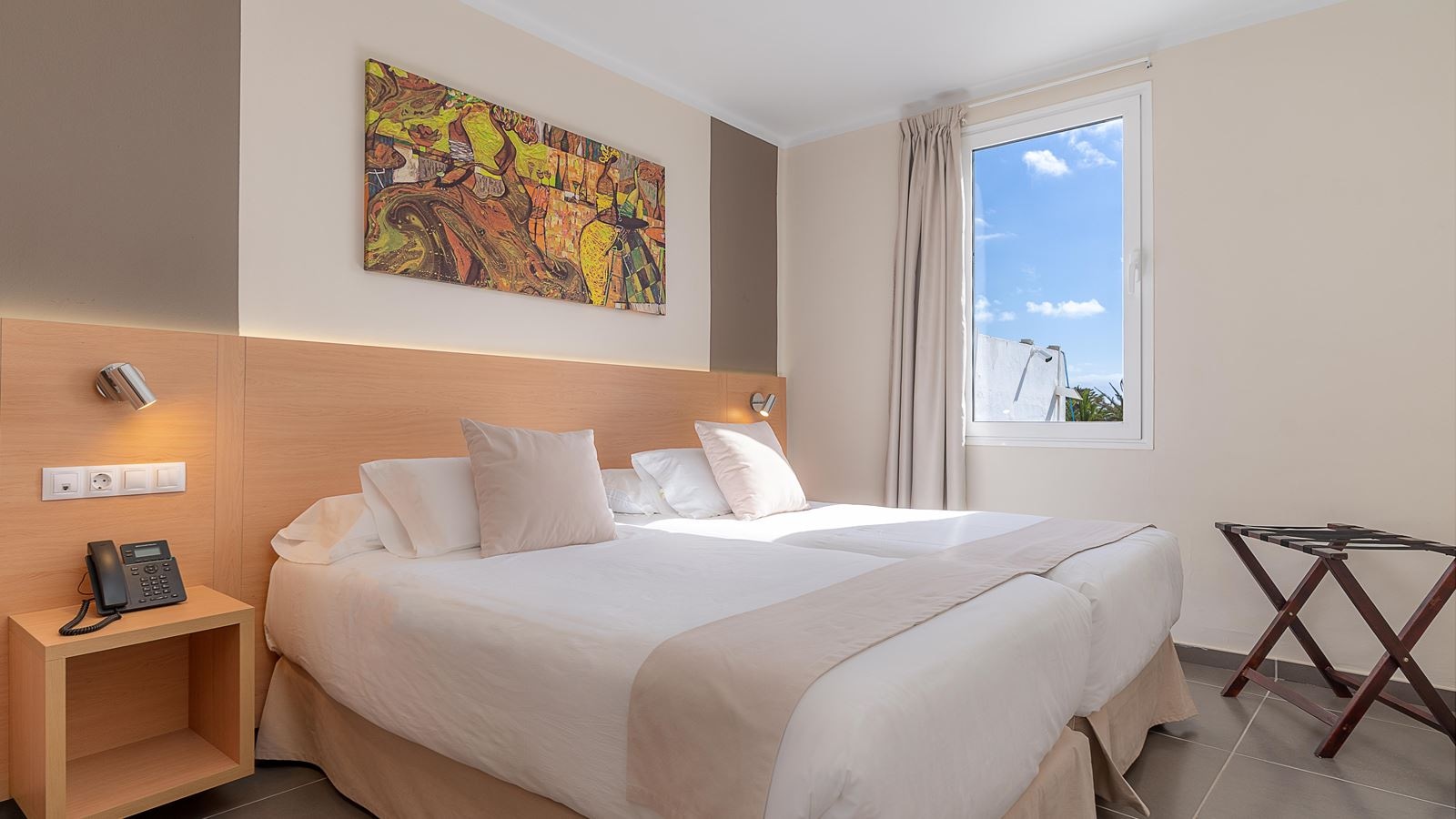 rooms-apartment-2-bedrooms-premium-balcony-or-terrace