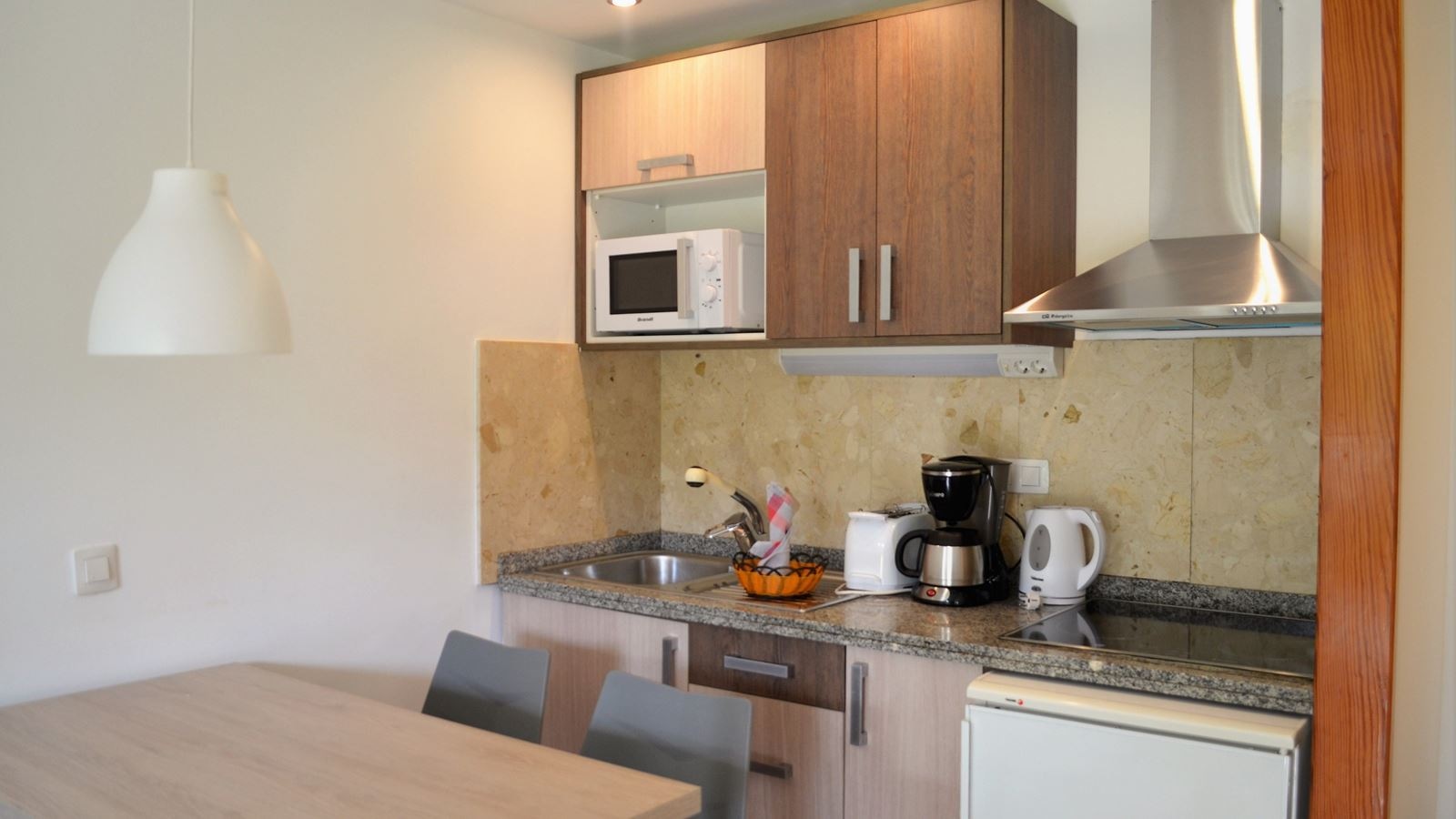 rooms-one-bedroom-apartment-balcony-or-terrace