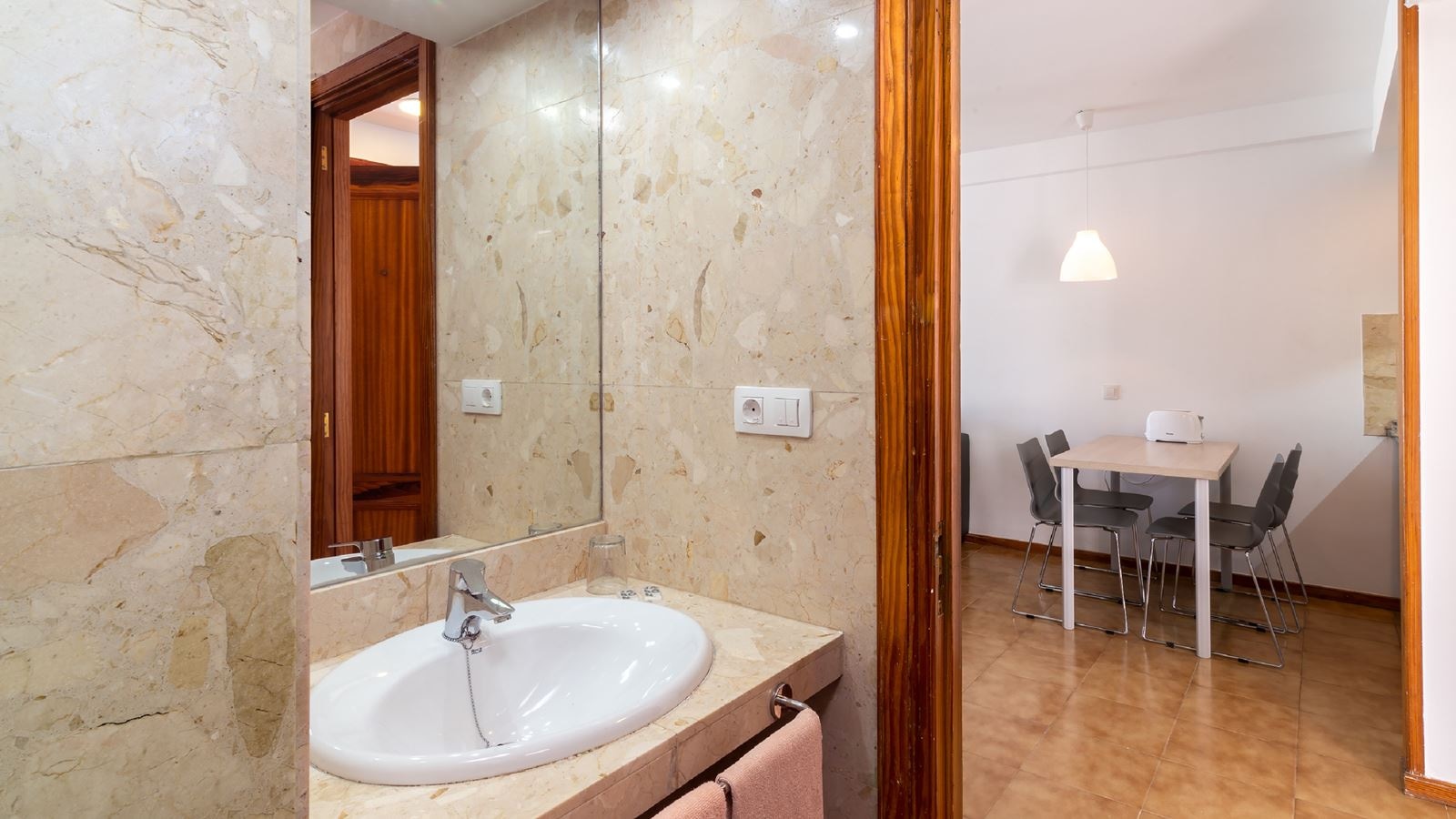 rooms-one-bedroom-apartment-balcony-or-terrace