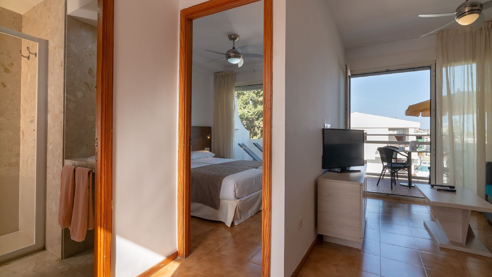 rooms-one-bedroom-apartment-balcony-or-terrace