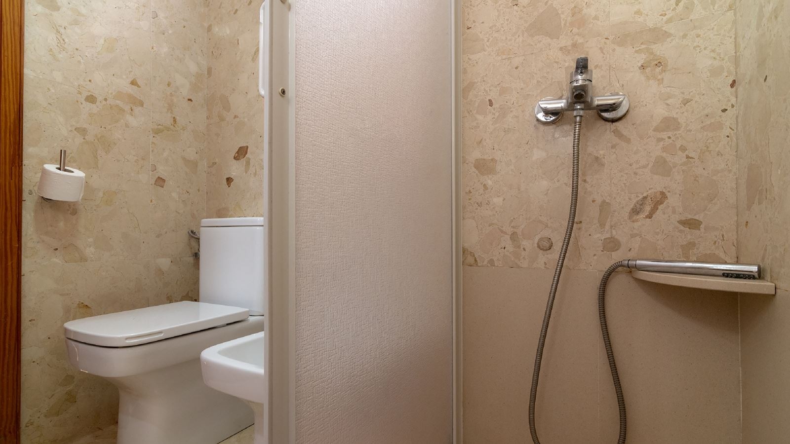 rooms-one-bedroom-apartment-balcony-or-terrace