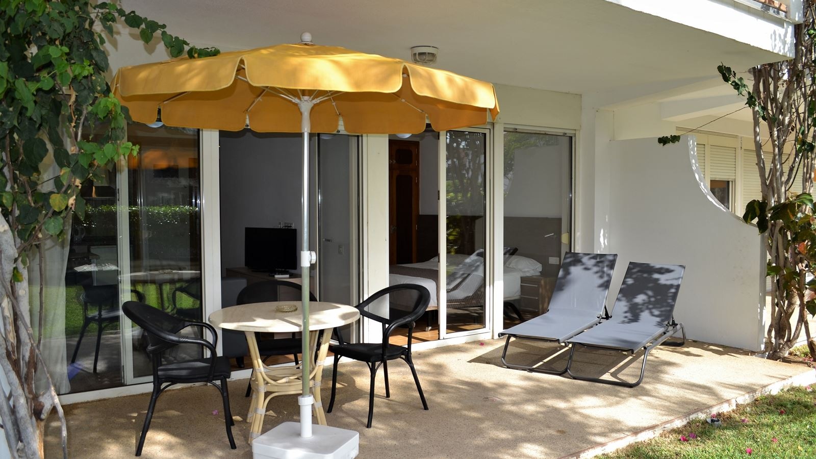 rooms-one-bedroom-apartment-balcony-or-terrace