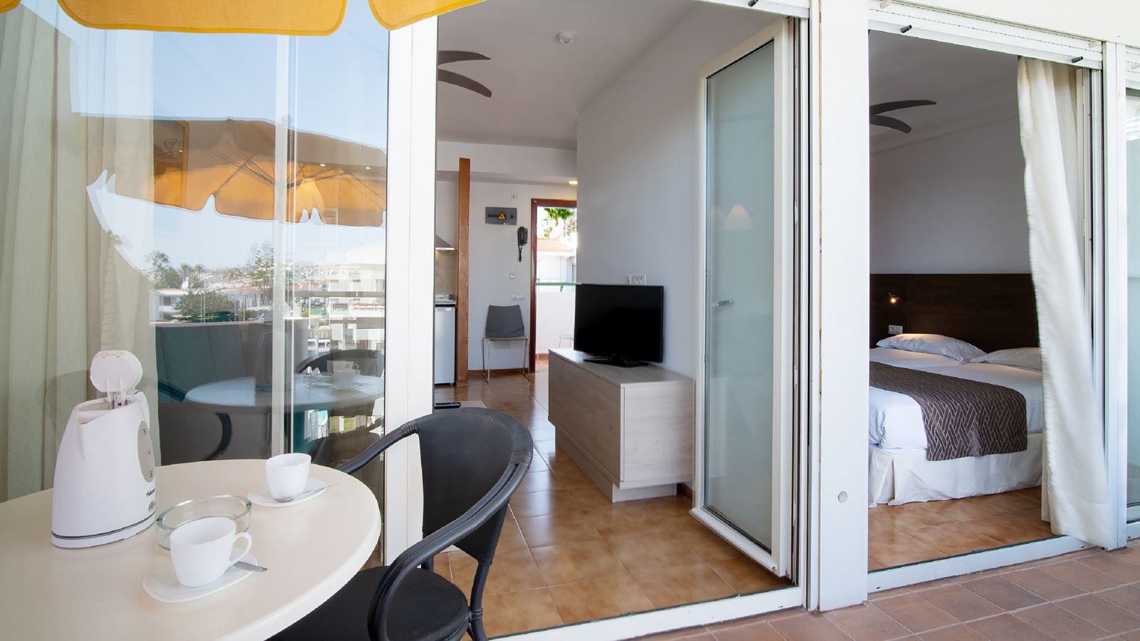 rooms-one-bedroom-apartment-sea-side-view-balcony