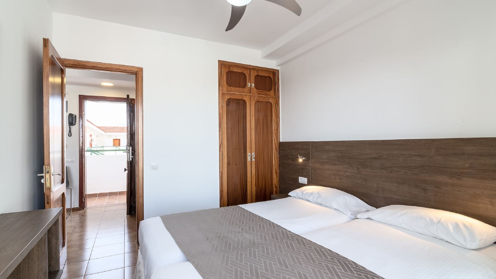 rooms-one-bedroom-apartment-sea-side-view-balcony