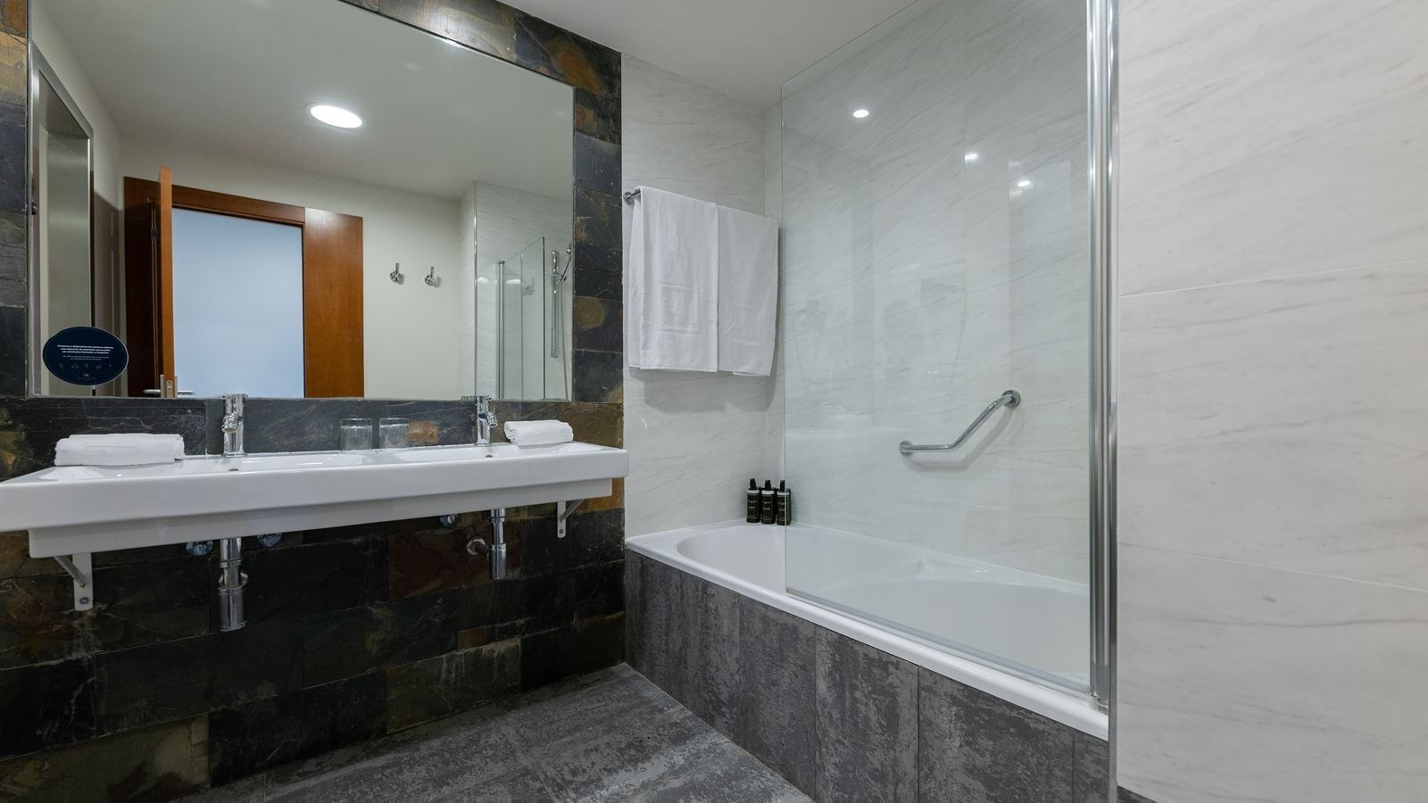 rooms-junior-suite-with-balcony