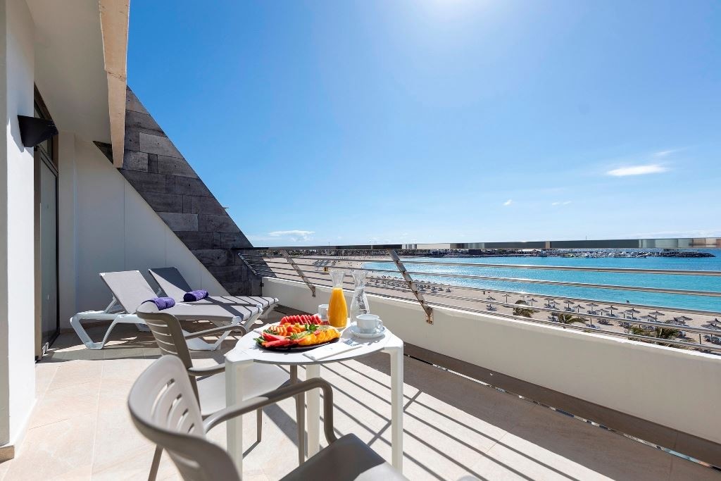 rooms-junior-suite-premium-sea-view-with-balcony