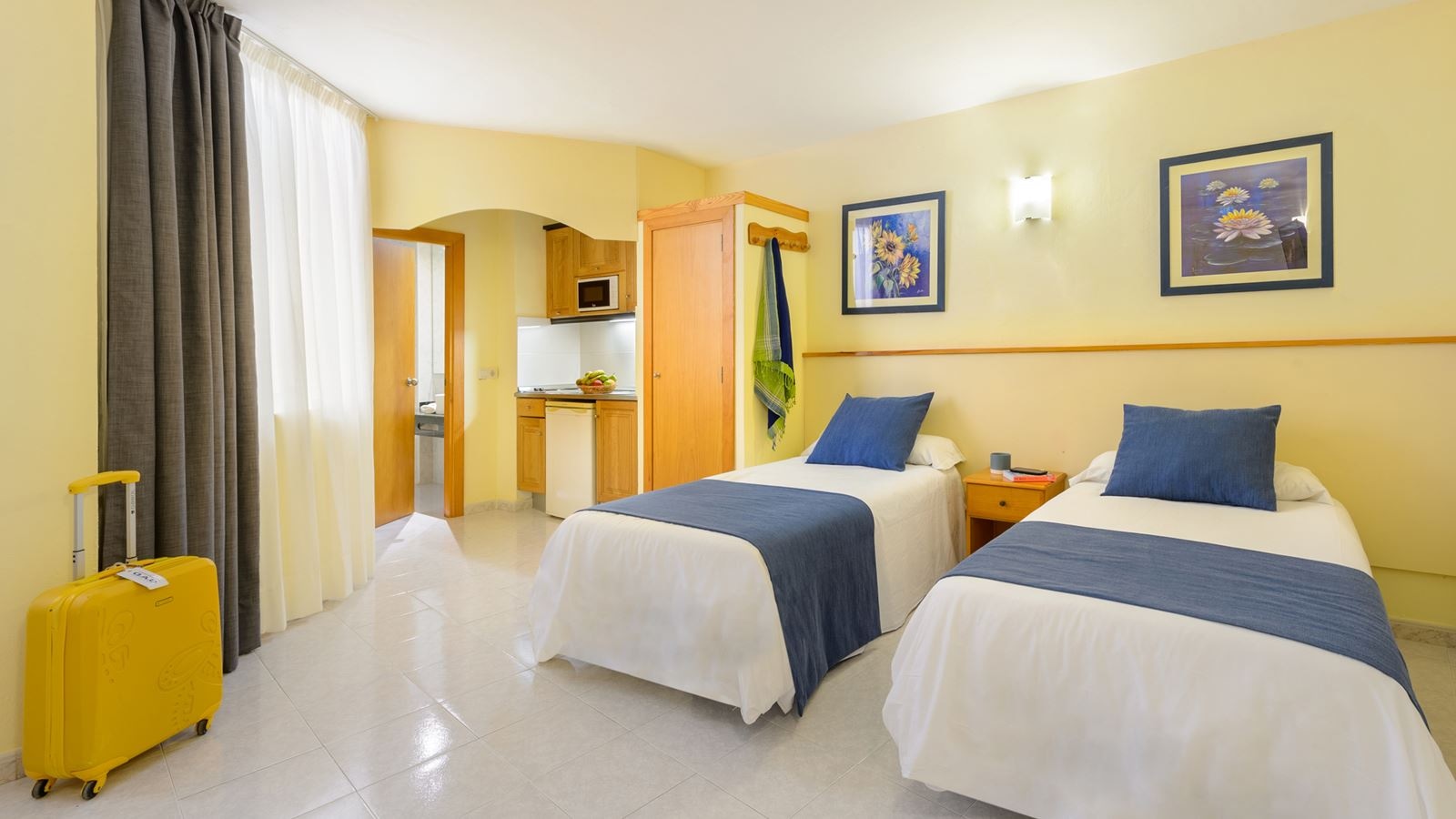 rooms-studio-balcony-or-terrace