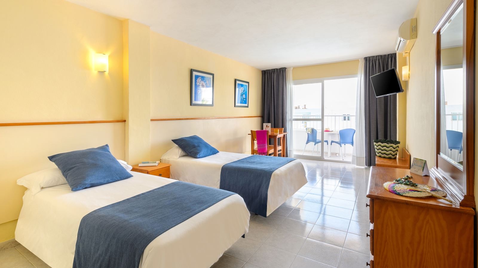 rooms-studio-balcony-or-terrace